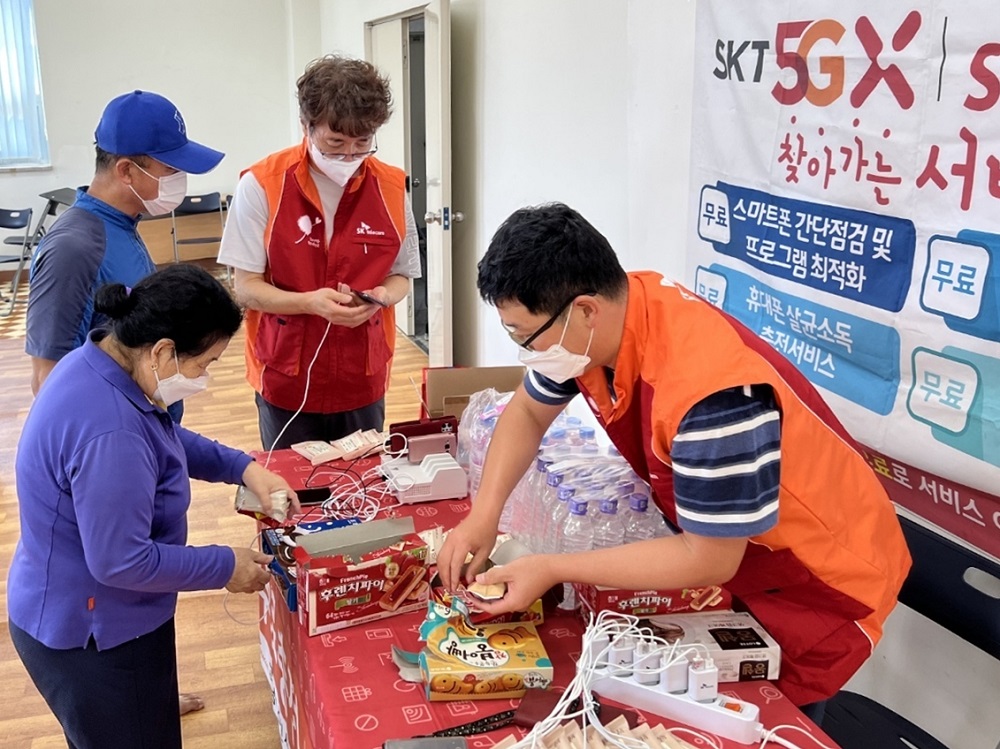 SK텔레콤은 SK브로드밴드와 함께 경상북도 포항시 남구 대송면 다목적복지관 대피소에 무료 스마트폰 충전 서비스 부스와 인터넷티비(IPTV) 및 와이파이 시설을 설치하는 등 구호 지원에 나섰다. 사진은 SK텔레콤 직원들이 대피소 주민에게 구호 물품 나눠주는 모습. SK텔레콤 제공.