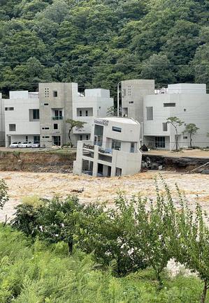 ‘힌남노’ 물폭탄에 떠내려간 포항 풀빌라