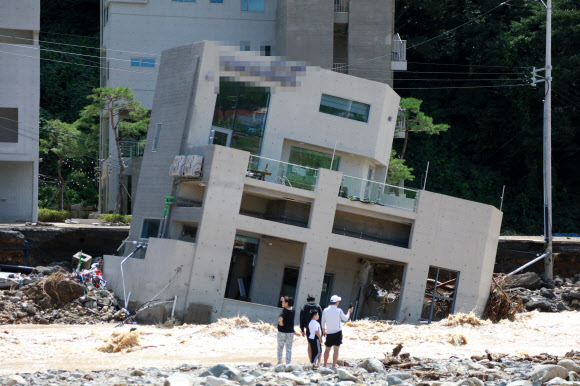 6일 힌남노의 강풍과 폭우로 인해 경북 포항시 남구 오천읍의 한 풀빌라가 완전히 기울어져 있다. 연합뉴스