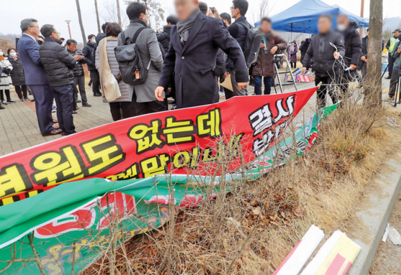 아산시와 함께 격리수용지로 결정돼 반대운동을 벌였던 충북 진천군 주민들이 협상 끝에 현수막을 자진 철거하고 있다. 연합뉴스