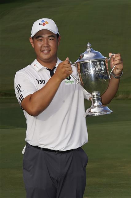 김주형이 지난달 8일 초청 선수로 출전한 미국프로골프(PGA) 투어 윈덤 챔피언십에서 우승한 뒤 트로피를 들어 보이고 있다. AP 연합뉴스