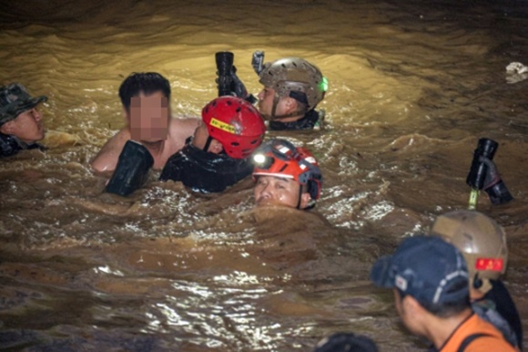 6일 저녁 태풍 ‘힌남노’의 폭우로 잠긴 경북 포항시 남구의 한 아파트 지하 주차장에서 소방.군 관계자들이 실종된 주민을 구조하고 있다. 2022.9.6. 매일신문 제공