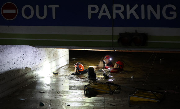 포항 지하주차장서 여성 생존자 1명 추가 구조