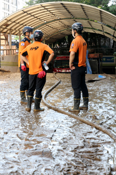 계속되는 배수 작업