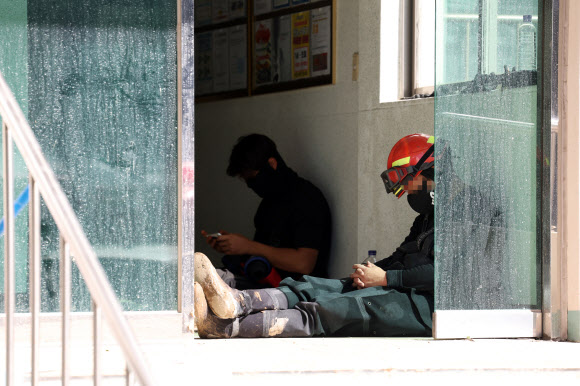 잠시 휴식하는 소방대원