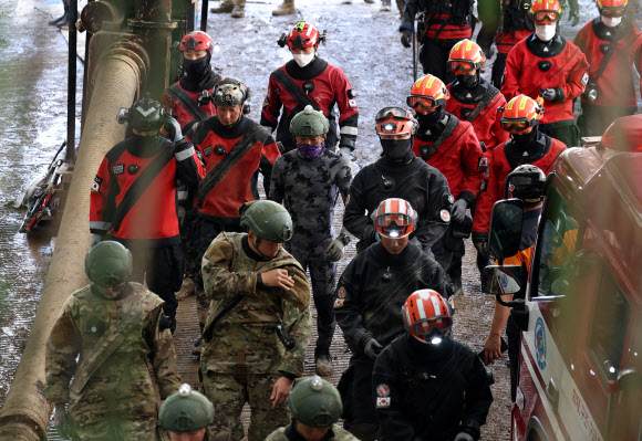 침수 주차장 실종자 정밀 수색…진입하는 합동팀