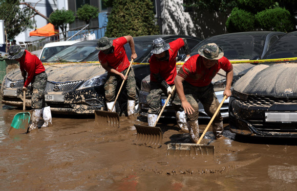 복구 작업하는 해병대 장병들