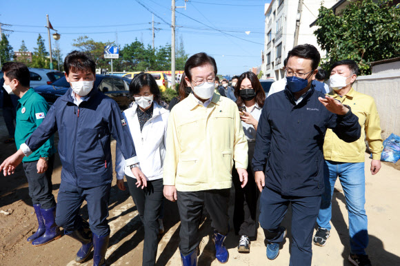 더불어민주당 이재명 대표가 7일 오전 태풍 피해지역인 경북 포항시 남구 대송면 일대를 찾아 피해 상황을 살펴보고 있다. 2022.9.7 연합뉴스