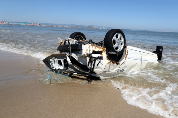 바닷가까지 떠밀려온 차량