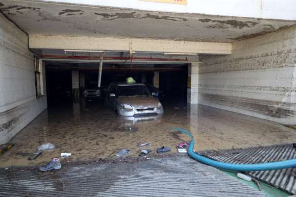 지하주차장에 세워진 차