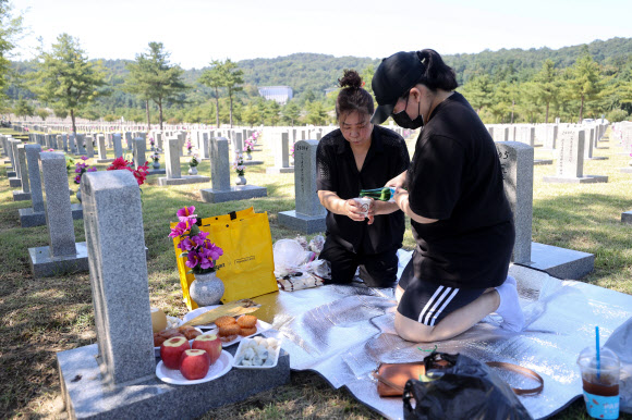 ‘추석 앞두고 아버지께 술 한잔’