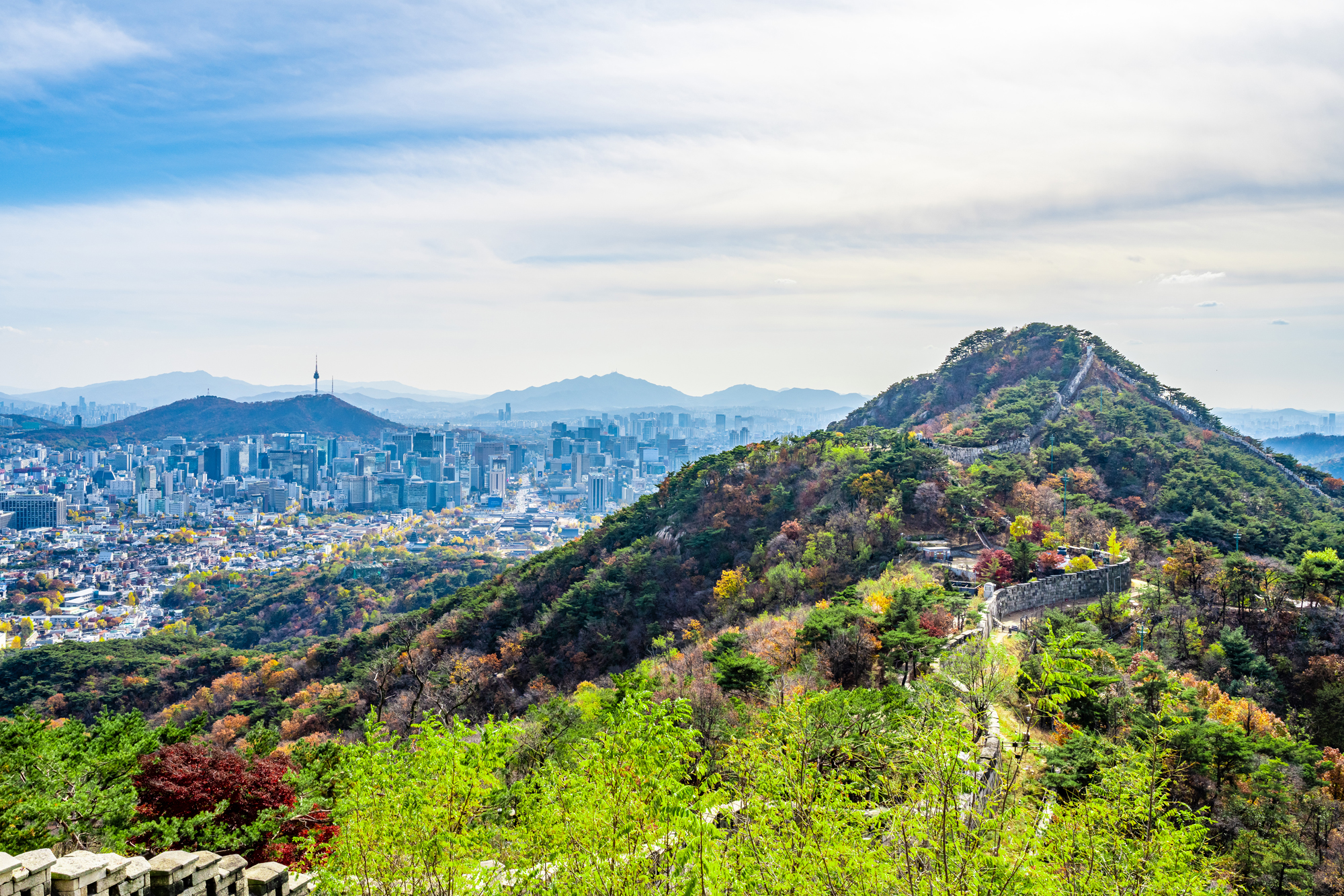 북악산 곡장에서 바라본 한양도성길. 서울관광재단 제공