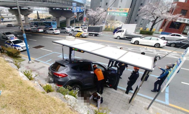 부산서 80대 운전자 차량, 버스 정류소 덮쳐. 부산경찰청 제공