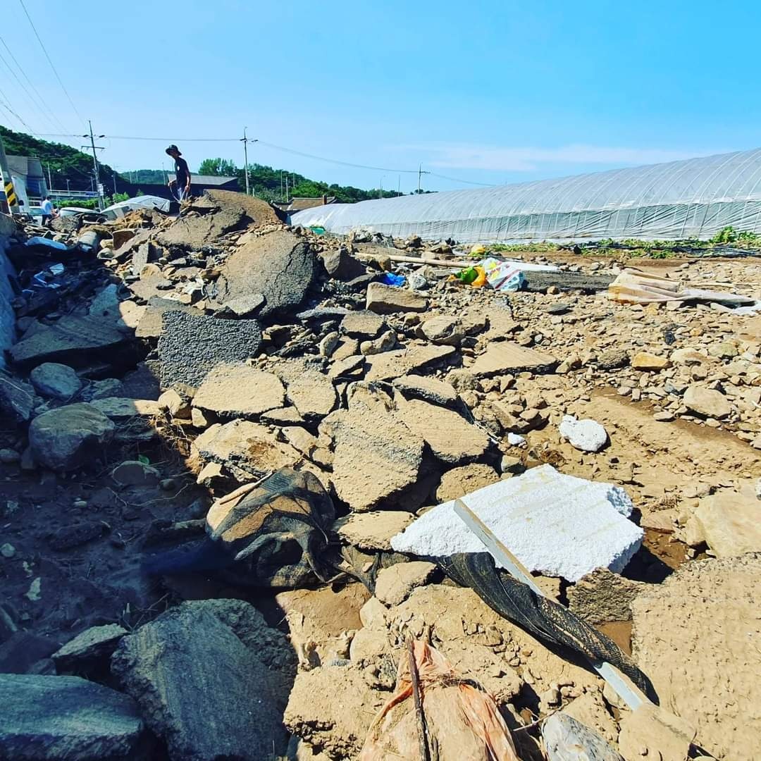 지난 6일 남부 지방을 강타한 초강력 태풍 ‘힌남노’의 여파로 경북 포항시 남구 동해면의 한 산촌마을의 논밭이 흙더미가 됐다. 이곳 주민들이 서로 도와가며 피해 복구 작업에 열을 올리고 있지만 추석 연휴 기간동안 수습되기엔 피해가 막심한 상황이다.<br>신길호씨 제공