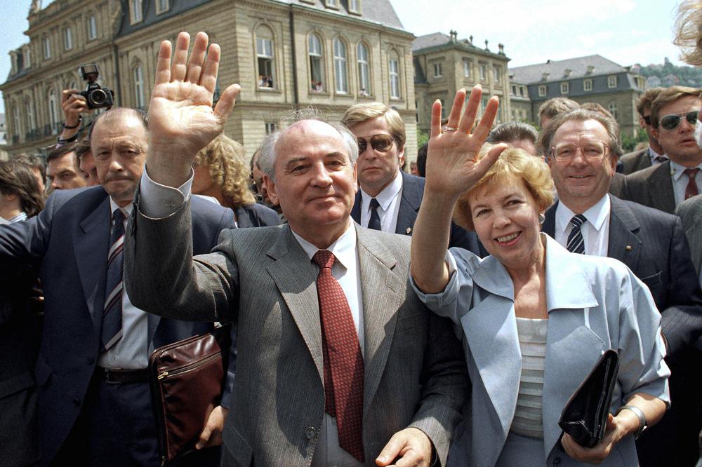 미하일 고르바초프(맨앞 왼쪽)와 그의 아내 라이사(오른쪽)가 1989년 6월 14일 수요일 슈투트가르트 시내의 시장을 거닐며 사람들에게 손을 흔들고 있다. 그는 소련 지도자로서는 전례가 없을만큼 눈에 띄게 친밀하고 사랑스러운 결혼 생활을 했다. AP통신
