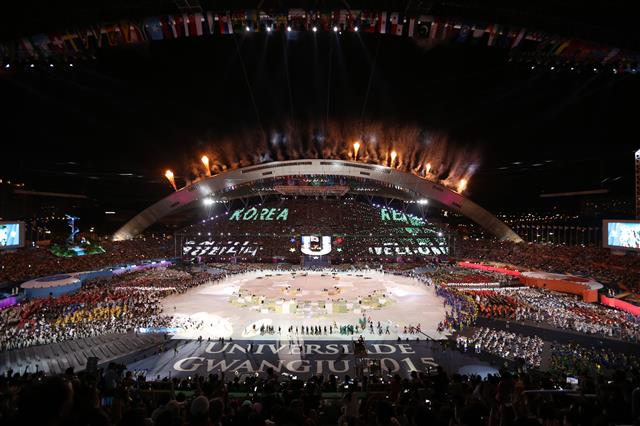 세계 대학생들의 스포츠축제 제28회 광주하계유니버시아드대회 개막식이 2015년 7월 3일 광주 유니버시아드주경기장(광주 월드컵경기장)에서 펼쳐지고 있다. 광주시 제공