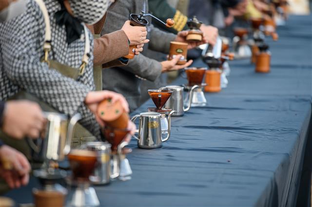 지난해 열린 강릉커피축제 ‘100인(人) 100미(味)’ 행사 참가자들이 나름의 방식으로 커피를 내리고 있다. 강릉시 제공
