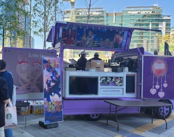 지난 7일 서울 구로구 넷마블 본사 앞에 등장한 커피차. 디시인사이드 페이트그랜드오더 갤러리 갈무리