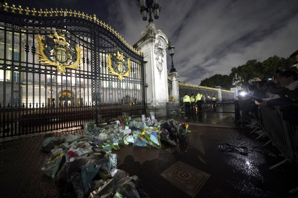 8일(현지시간) 영국 런던 버킹엄 궁전 앞에 놓인 추모의 꽃들. AP