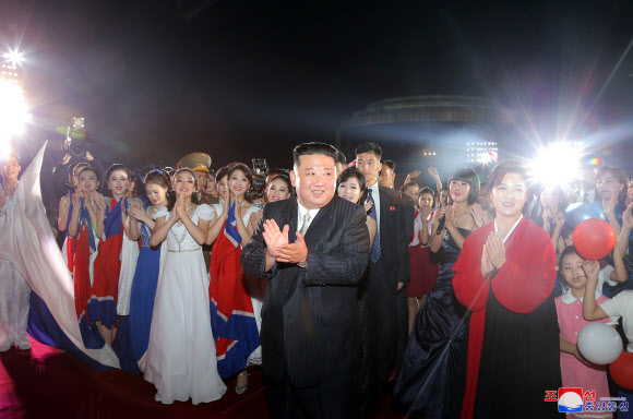 정권수립 74주년 경축행사에 참석한 북한 김정은·리설주 부부