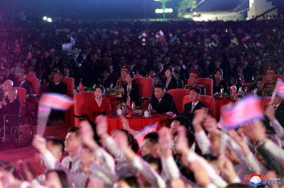 정권수립 74주년 경축행사에 참석한 북한 김정은·리설주 부부