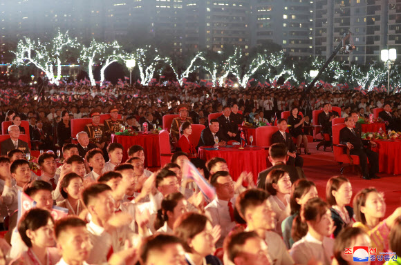 정권수립 74주년 경축행사에 참석한 북한 김정은·리설주 부부