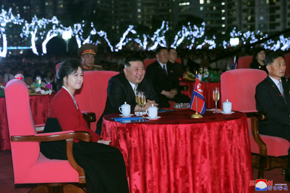정권수립 74주년 경축행사에 참석한 북한 김정은·리설주 부부
