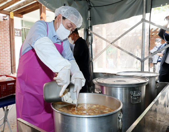 무료급식소에서 김치찌개 만드는 윤석열 대통령