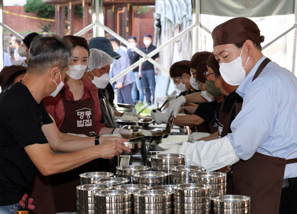 배식 봉사하는 윤석열 대통령