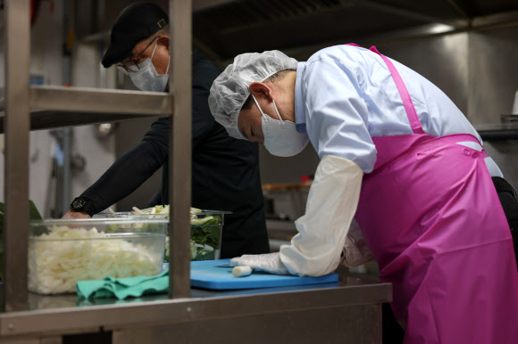 김치찌개 재료 손질하는 윤석열 대통령