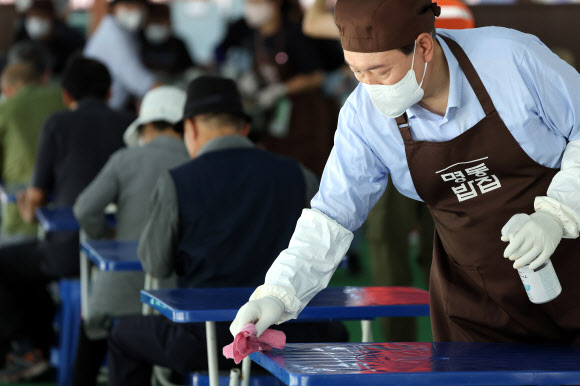 무료급식소 봉사 나선 윤석열 대통령
