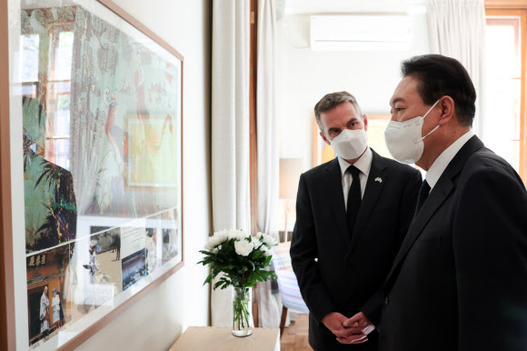 엘리자베스 2세 여왕 한국 방문 사진 보는 윤석열 대통령