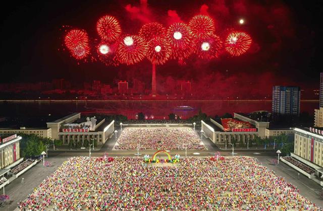 북한 노동당 기관지 노동신문은 10일 정권수립일(9월9일) 74돌을 맞아 “청년 학생들의 야회 및 축포 발사(불꽃놀이)가 9일 수도 평양의 김일성광장에서 진행됐다”라고 보도했다.  평양 노동신문·뉴스1