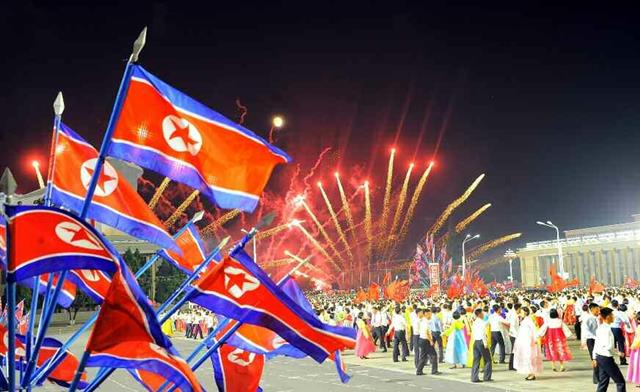 북한 노동당 기관지 노동신문은 10일 정권수립일(9월9일) 74돌을 맞아 “청년 학생들의 야회 및 축포 발사(불꽃놀이)가 9일 수도 평양의 김일성광장에서 진행됐다”라고 보도했다.  평양 노동신문·뉴스1