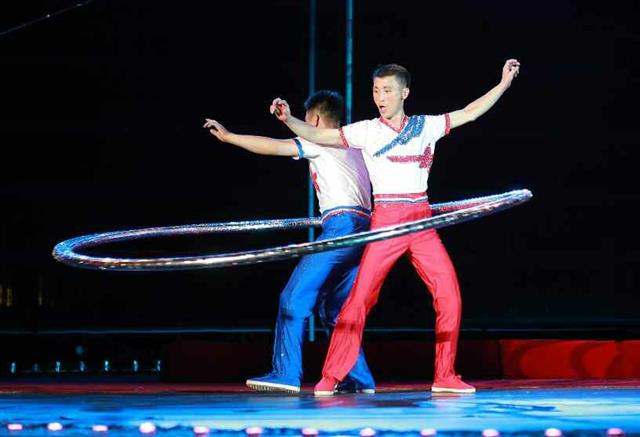 북한 노동당 기관지 노동신문은 10일 정권수립일(9월9일) 74주년을 맞아 “대형 요술 및 교예 공연이 9일 인민극장앞에서 진행됐다”라고 보도했다.  평양 노동신문·뉴스1