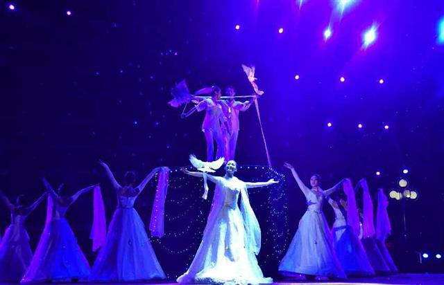 북한 노동당 기관지 노동신문은 10일 정권수립일(9월9일) 74주년을 맞아 “대형 요술 및 교예 공연이 9일 인민극장앞에서 진행됐다”라고 보도했다.  평양 노동신문·뉴스1