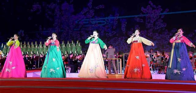 북한 노동당 기관지 노동신문은 10일 정권수립일(9월9일) 74주년을 맞아 “경축 대공연이 수도 시민들의 커다란 기대와 관심 속에 연일 성황리에 진행되고 있다”라고 보도했다. 평양 노동신문·뉴스1