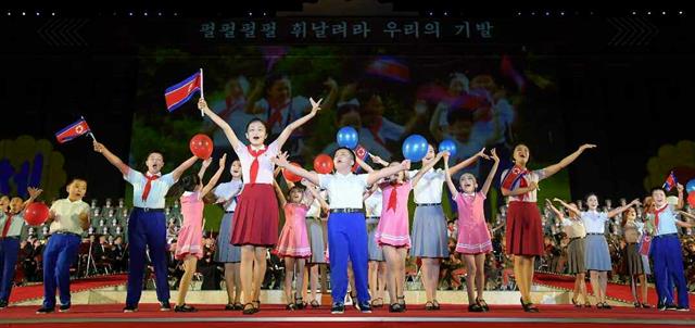 북한 노동당 기관지 노동신문은 10일 정권수립일(9월9일) 74주년을 맞아 “경축 대공연이 수도 시민들의 커다란 기대와 관심 속에 연일 성황리에 진행되고 있다”라고 보도했다. 평양 노동신문·뉴스1