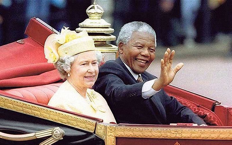 8일(현지시간) 세상을 떠난 엘리자베스 2세 영국 여왕과 2013년 세상을 떠난 남아공 최초의 흑인 대통령 넬슨 만델라. 두 사람은 종종 전화를 주고받는 말년의 스스럼 없는 친구였다.