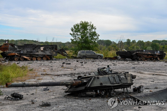 10일(현지시간) 우크라이나가 탈환한 바라클리아에 파괴된 러시아군 전차 잔해들이 흩어져있다. AFP연합뉴스