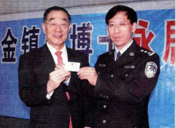 2006년 9월 김진경(왼쪽) 당시 중국 옌볜과기대 총장에게 중국 공안국이 영구 거주증을 주고 있다. 서울신문 DB  