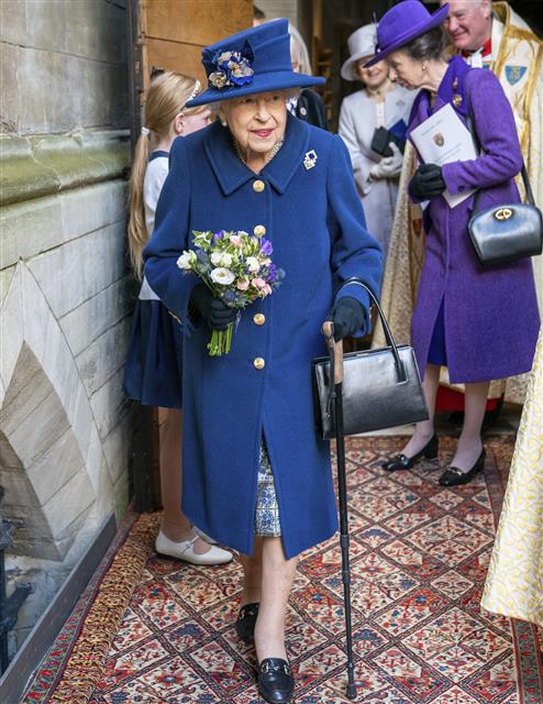 지난해 10월 런던 웨스트민스터 사원에서 열린 재향군인회 100주년 기념 예배에 검은색 지팡이를 짚고 나타난 여왕의 모습. AP 연합뉴스