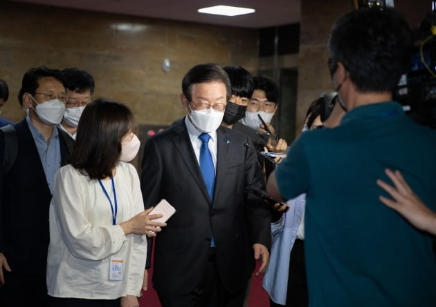 이재명 더불어민주당 대표가 12일 오후 서울 여의도 국회에서 당 업무 관련 회의를 마친 후 나서고 있다. 뉴스1