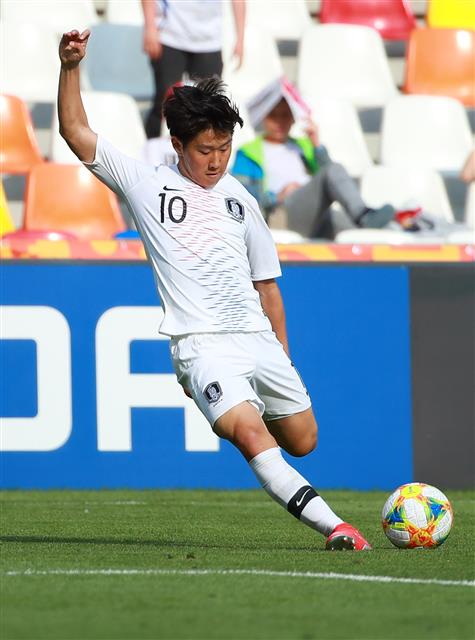 이강인이 2019년 5월 폴란드에서 열린 국제축구연맹(FIFA) 20세 이하 월드컵 한국과 포르투갈의 F조 조별리그 첫 경기에서 프리킥을 차는 모습. 연합뉴스
