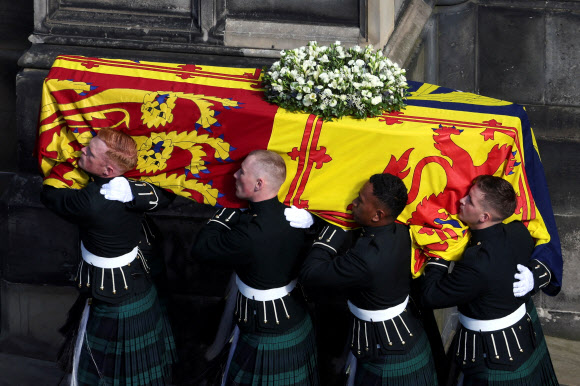 고 엘리자베스 2세 여왕의 관이 12일(현지시간) 스코틀랜드 에든버러의 성 자일스 대성당 안으로 옮겨지고 있다.  로이터 연합뉴스