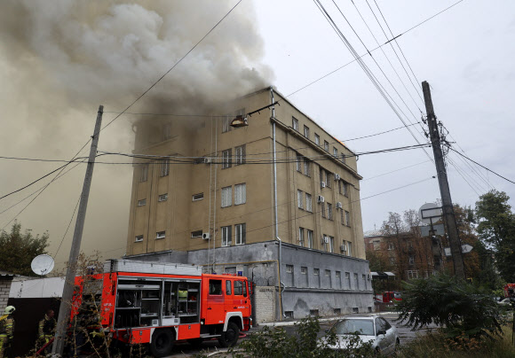우크라이나 하르키우의 한 경찰서가 러시아군의 포격을 당한 가운데 우크라이나 소방대원들이 화재를 진압하고 있다. 2022.9.12 EPA 연합뉴스