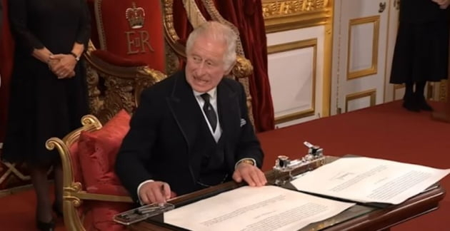 10일(현지 시각) 찰스 3세가 공식 문서에 서명하기 전 책상에 놓인 만년필통을 치우라고 지시하는 모습. 트위터