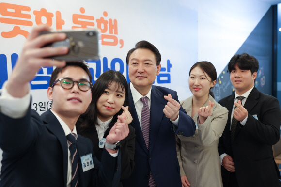 윤석열 대통령이 13일 오전 충남 아산시 자립지원전담기관 희망디딤돌충남센터에서 자립을 준비하는 청년들과 간담회를 마친 후 참석자들과 기념촬영 하고 있다. 2022.09.13   대통령실 제공