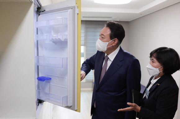 윤석열 대통령이 13일 오전 충남 아산시 자립지원전담기관 희망디딤돌충남센터에서 자립을 준비하는 청년들과 간담회에 앞서 자립생활관을 둘러보고 있다. 2022.09.13   대통령실 제공