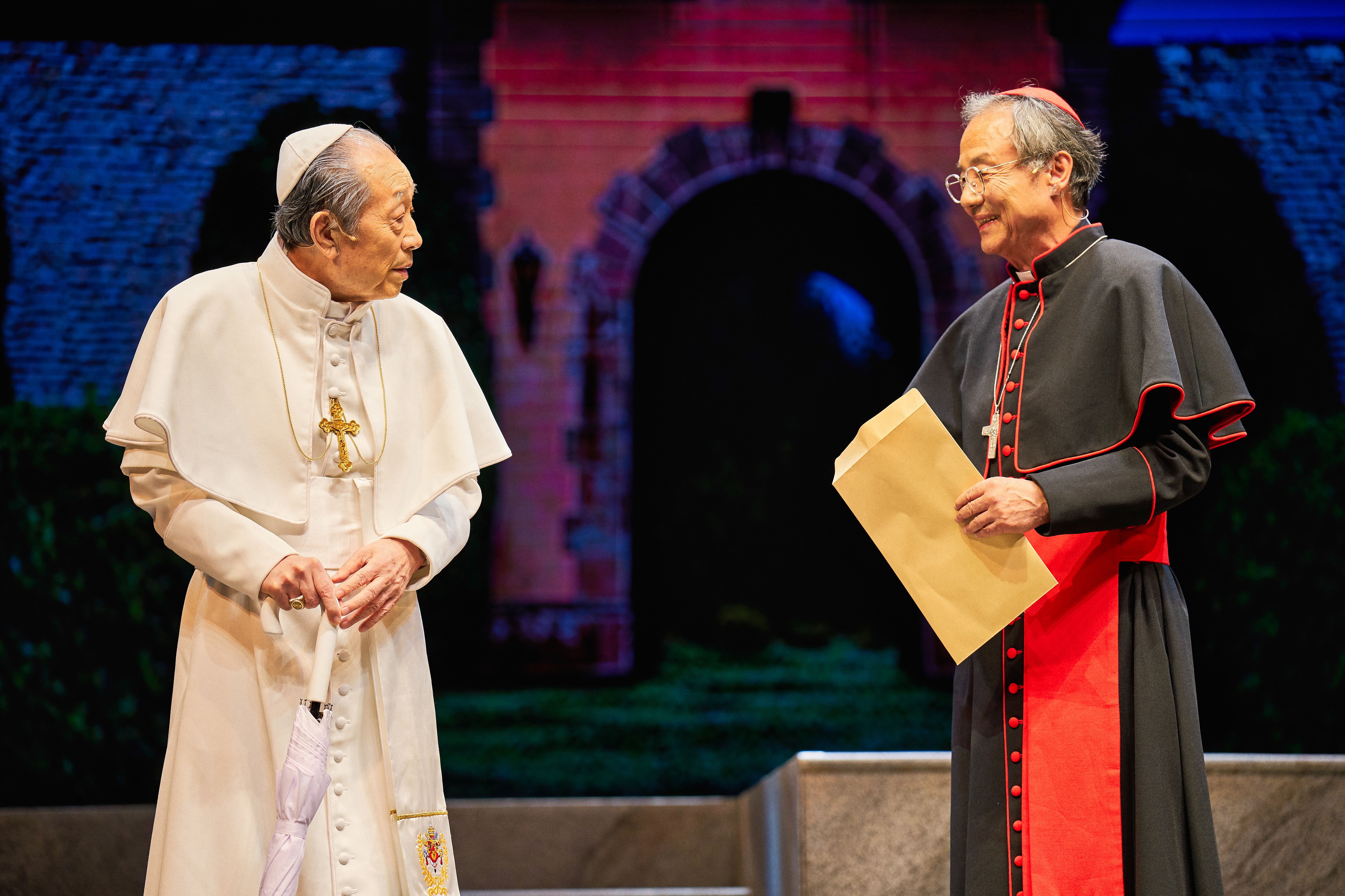 지난달 30일 첫 공연 때 베네딕토 16세와 프란치스코 교황으로 열연하는 두 배우의 모습. 　에이콤 제공